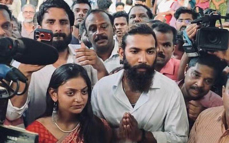 مہا کمبھ میں وائرل ہونے والی مونالیسا نے فرحان نامی شخص سے کی شادی، پولیس سے مانگی تحفظ 